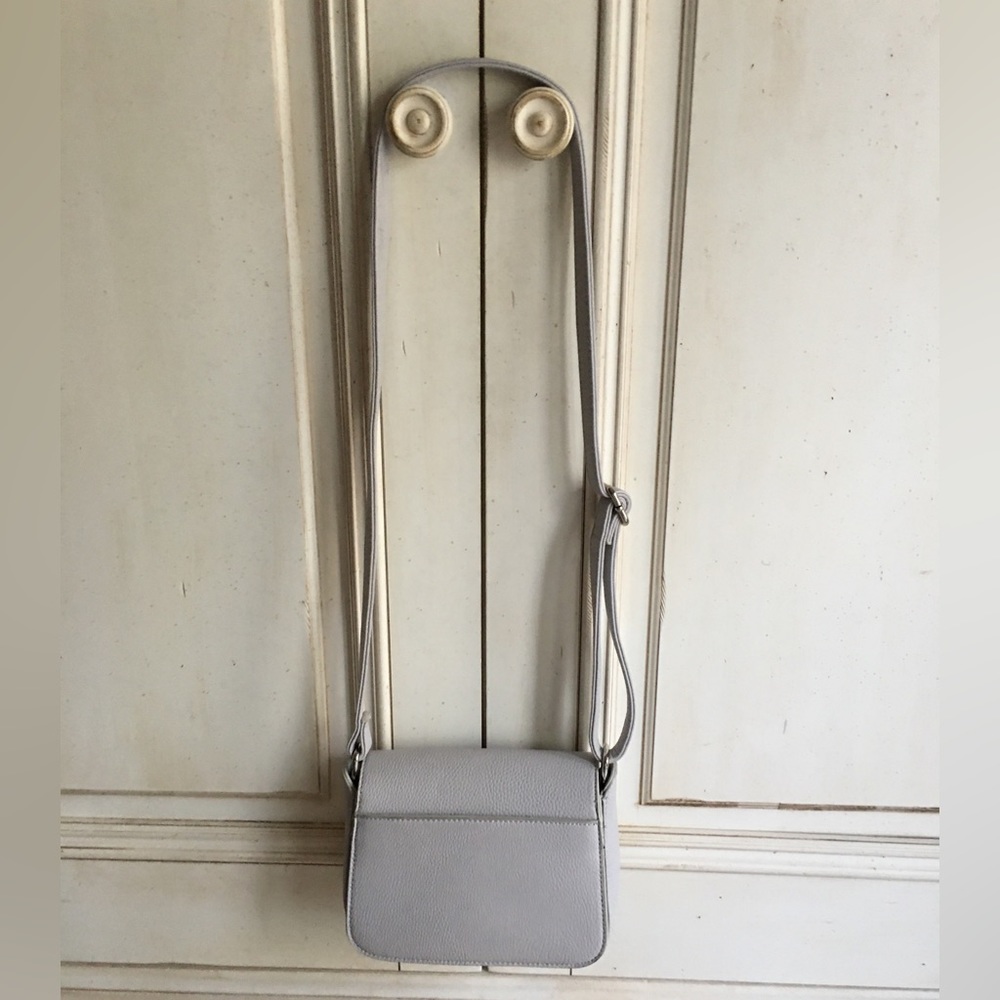 ๐ฉถ Lovely gently used grey & silver pebbled leather adjustable crossbody purse - Picture 9 of 16